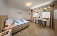 Gartenwohnung − Schlafzimmer mit Doppelbett