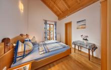 Ferienwohnung 2 − Schlafzimmer mit Doppelbett