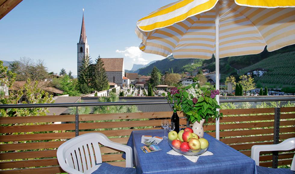 Vista della chiesa parrocchiale di Lana di Sotto