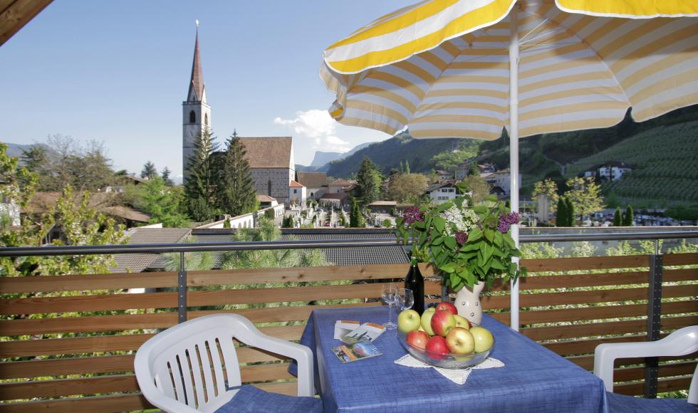 Balkon mit Blick auf die Maria Himmelfahrt Kirche in Lana